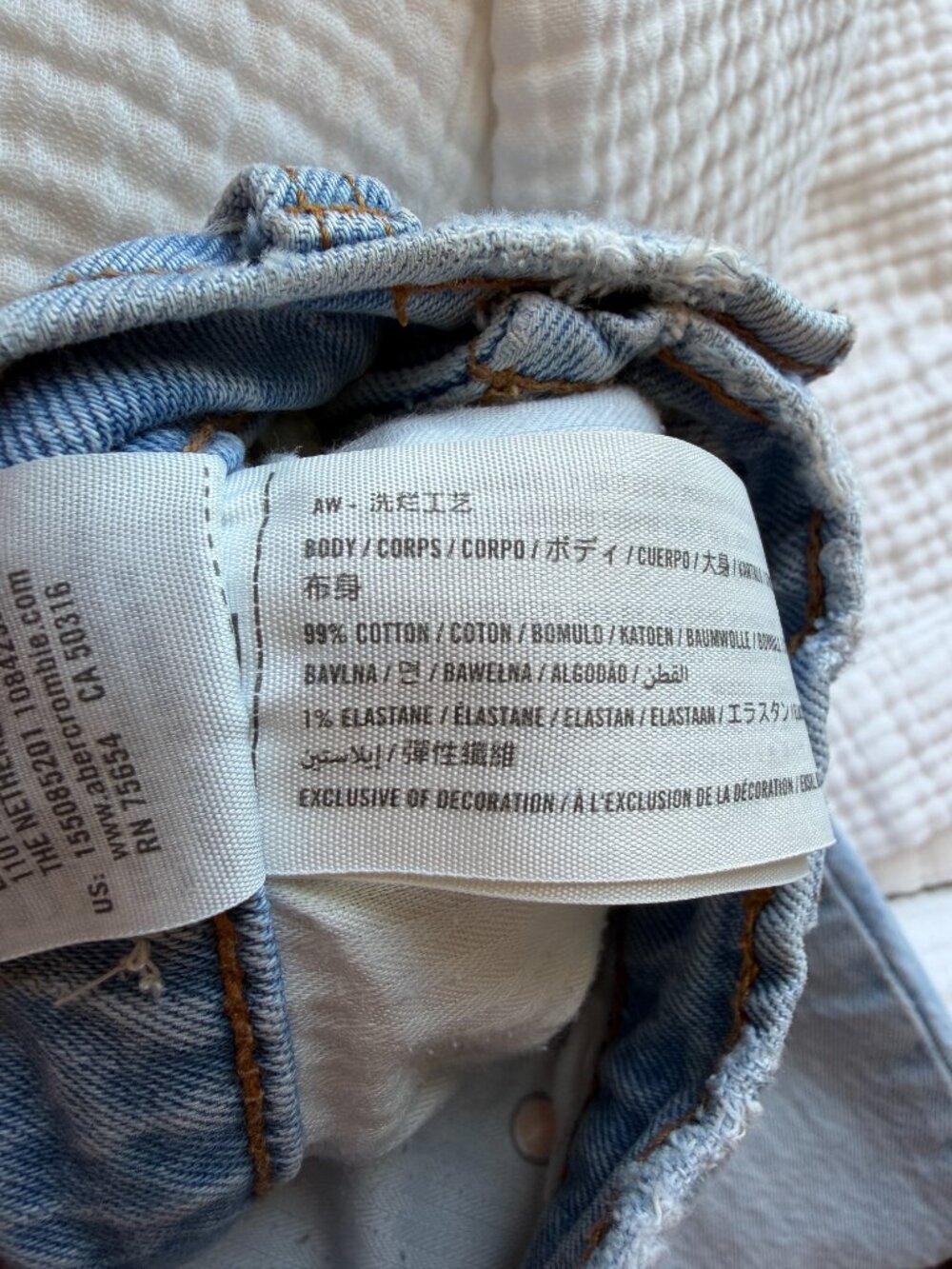 Abercrombie High Rise Mom Jean Light Wash Distressed Raw Hem 25/0R - Picture 8 of 8
